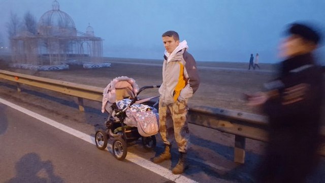 Пьяный мужчина гулял с полураздетым младенцем по Приморскому шоссе