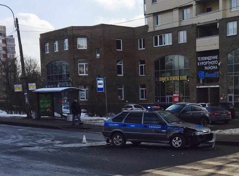 В Сестрорецке столкнулись Mazda и автомобиль ДПС ВАЗ-2114