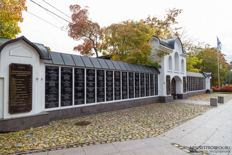 В Сестрорецке открыли и освятили первую мемориальную доску в честь 14 погибших подводников в Баренцевом море