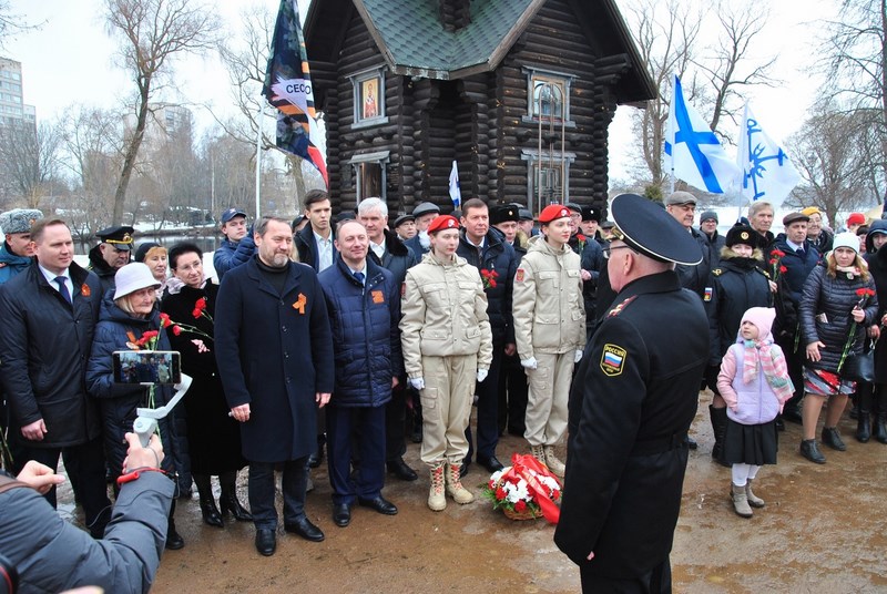 В Сестрорецке почтили память погибших российских моряков-подводников